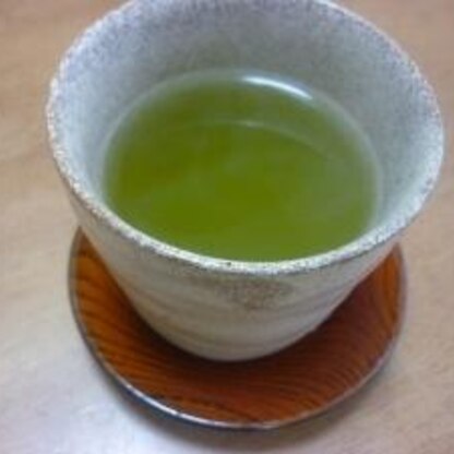 緑茶がさっぱり美味しく変身しました（＾－＾）緑茶にレモン果汁を入れるなんて思いつかない！うーたんトリオさんのアイデアでスッキリお茶タイムができました♪御馳走様